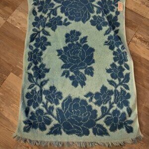 BEAUTFUIL VINTAGE  TOWEL